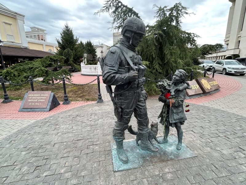 A monument at the beginning of Simferopol's boulevard shows a soldier in heavy combat gear being presented with flowers by a girl - the sculpture is a reminder of how Russian President Vladimir Putin sent "little green men" in uniform without national emblems to Crimea at the end of February 2014 in order to push through the annexation militarily. Ulf Mauder/dpa