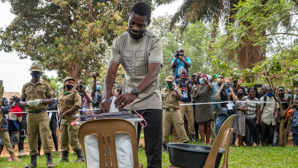 Bobi Wine, Popstar und Präsidentschaftskandidat der Opposition, mit bürgerlichem Namen Robert Kyagulanyi, gibt seine Wahlstimme während der Präsidenten- und Parlamentswahl ab.