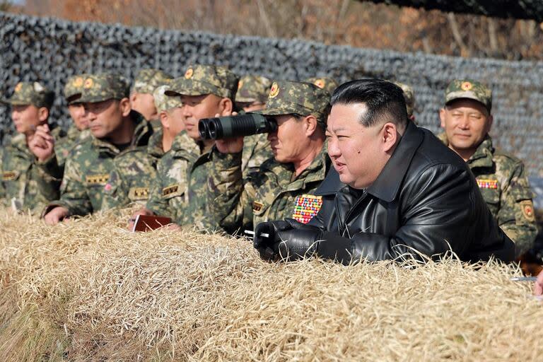 El líder norcoreano Kim Jong-un supervisa un ejercicio de las Fuerzas Armadas  