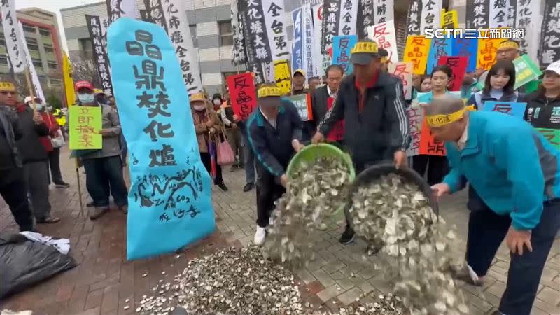 為了表達憤怒，當地居民將農特產倒在會場外。