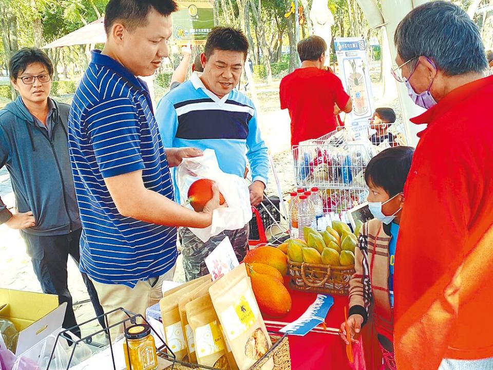 民眾在農旅市集選購在地農產。    圖／杜淑諭