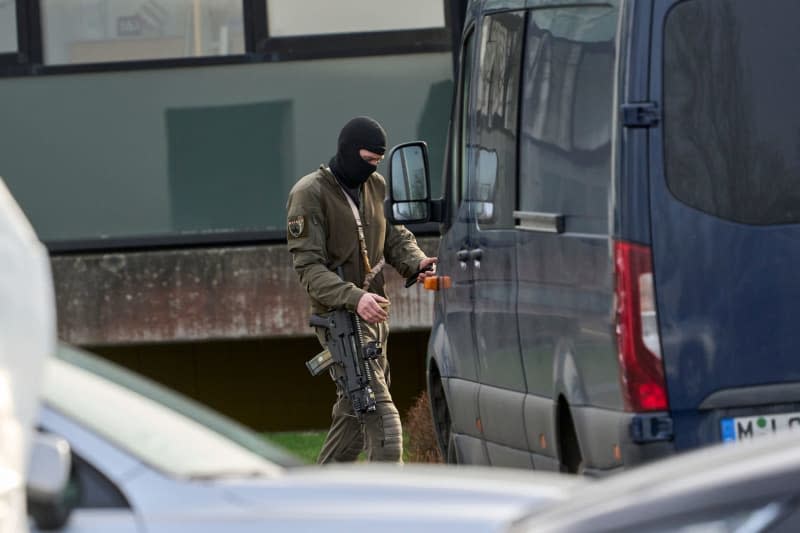 A SEK officer looks is seen near the incident area. According to the police, three people, including a child, were killed in an act of violence in a residential area. Emergency services discovered the suspected perpetrator seriously injured after entering the building, according to a police spokesperson. Sascha Ditscher/dpa