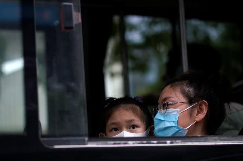 Personas con mascarillas en un autobús después del brote coronavirus, en Shanghái, China, el 31 de mayo de 2020