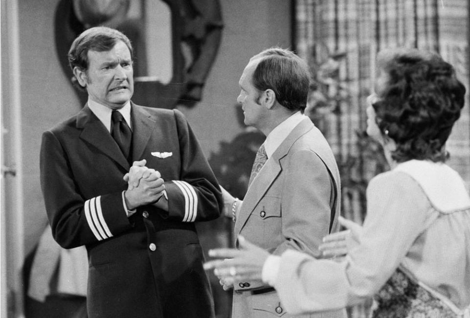 Bill Daily and Bob Newhart on <em>The Bob Newhart Show</em>