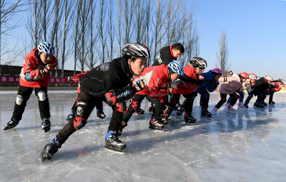 Schüler am Olympia-Austragungsort Zhangjiakou beim Schlittschuhlaufen: Wintersport ist in China alles andere als ein Massenphänomen. (Bild: Chen Xiaodong / Costfoto/Future Publishing via Getty Images)
