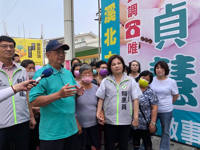 民進黨台南市2個女人的戰爭上演，賴惠員16日指控對手看板侵門踏戶，並宣布17日將到台南地檢署提告對手違反選罷法。（賴惠員陣營提供／程炳璋台南傳真）