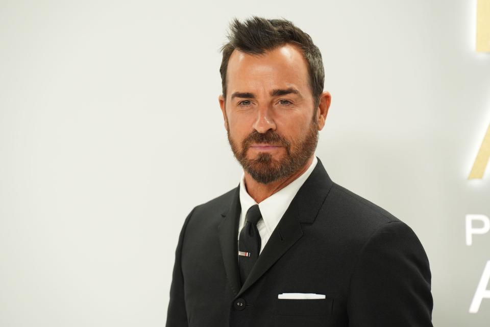 Justin Theroux attends the CFDA Fashion Awards on November 7, 2022, in a black suit and white shirt.