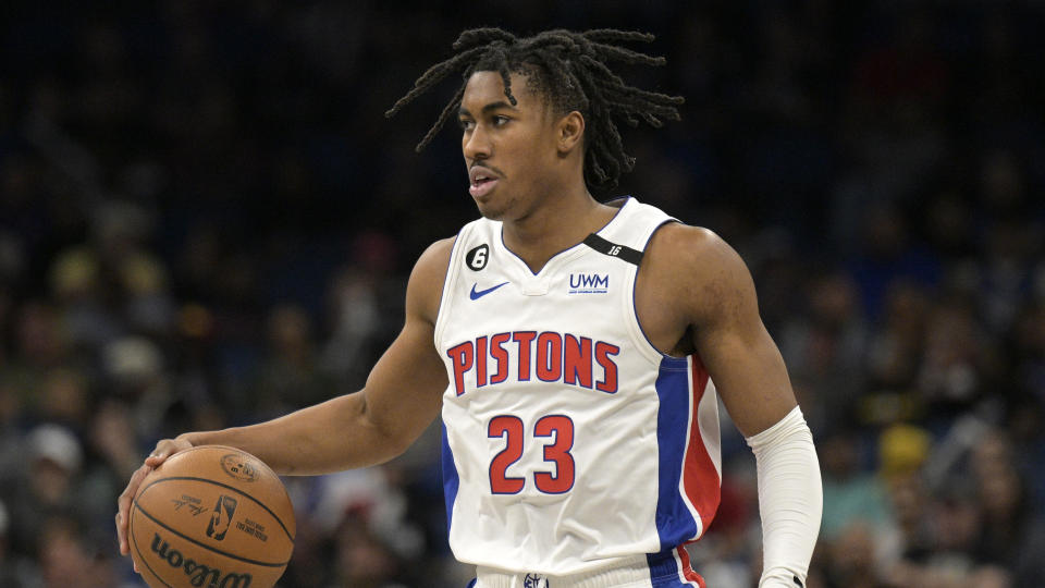 Detroit Pistons Guard Jaden Ivey (23) bringt den Ball während der zweiten Hälfte eines NBA-Basketballspiels gegen die Orlando Magic am Donnerstag, den 23. Februar 2023, in Orlando, Florida, auf den Platz (AP Photo/Phelan M. Ebenhack).