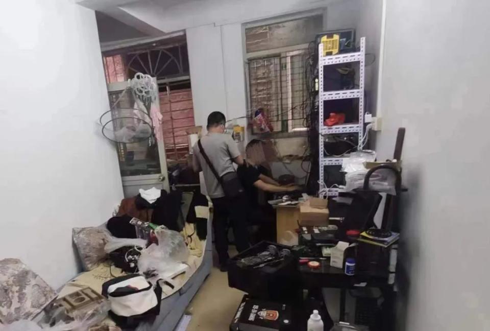 專案民警在嫌疑人位於東莞的住處取證。（圖片來源：甘肅公安官方微信）