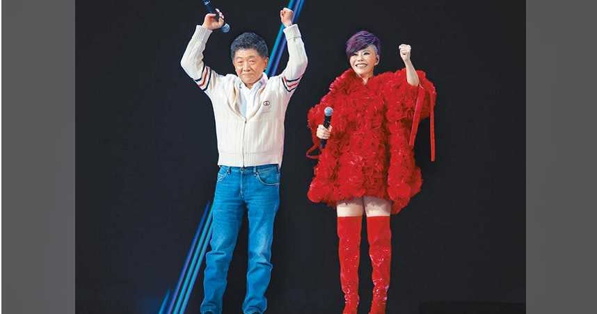 詹雅雯（右）昨在台北小巨蛋開唱，邀來陳時中擔任驚喜嘉賓，互動逗趣。（圖／中國時報粘耿豪攝）