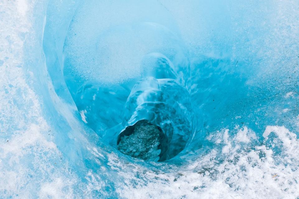冰川中經常可見冰洞，看似美麗卻暗藏危機，掉下去很可能就再也無法離開。 圖：謝佳真／攝