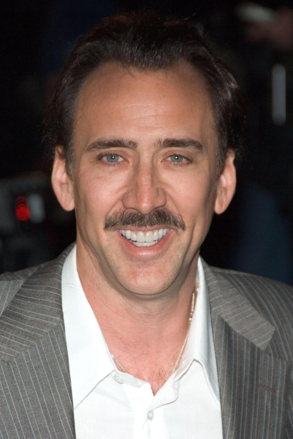 La reapertura de una tienda de Versace en Nueva York nos permitió ver a un Nicolas Cage con bigote. (Foto: Lawrence Lucier / Getty Images)