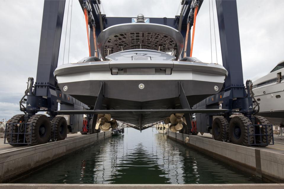 Für Interessenten heißt es nun nach dem Stapellauf jedoch: schnell sein! Bis jetzt gibt es nur sieben Exemplare der Porsche-Yacht weltweit. (Bild-Copyright: Dynamiq)