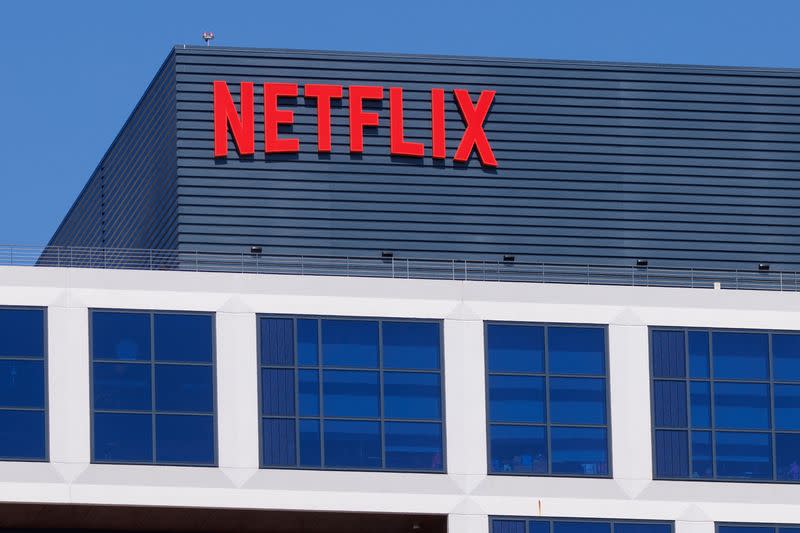 FOTO DE ARCHIVO. El logo de Netflix se muestra en uno de sus edificios de Hollywood en Los Ángeles, California, EEUU