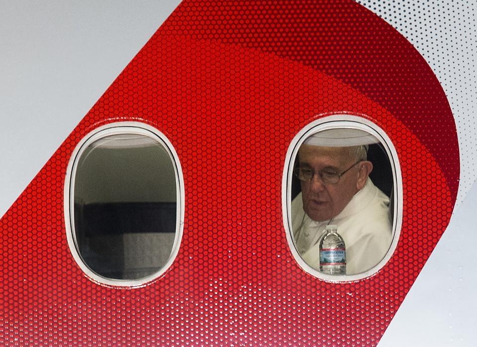 Pope Francis looks out the window of his plane before departing Philadelphia on September 27, 2015 at the end of his six-day visit to the US.&nbsp;