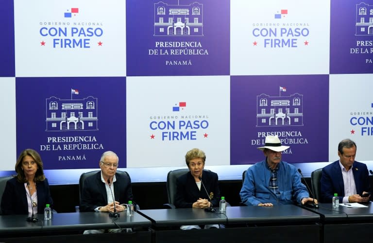 La expresidenta panameña Mireya Moscoso (C) habla junto a (de izquierda a Derecha) la exvicepresidenta colombiana Marta Lucía Ramírez, el expresidente costarricense Miguel Ángel Rodríguez, el exmandatario mexicano Vicente Fox y el expresidente boliviano Jorge Quiroga durante una conferencia de prensa en la casa de gobierno en Ciudad de Panamá el 26 de julio de 2024, luego de que el gobierno panameño denunciara que las autoriades venezolanas bloqueó el viaje de ellos a Caracas a acompañar las elecciones del 28 de julio (ARNULFO FRANCO)