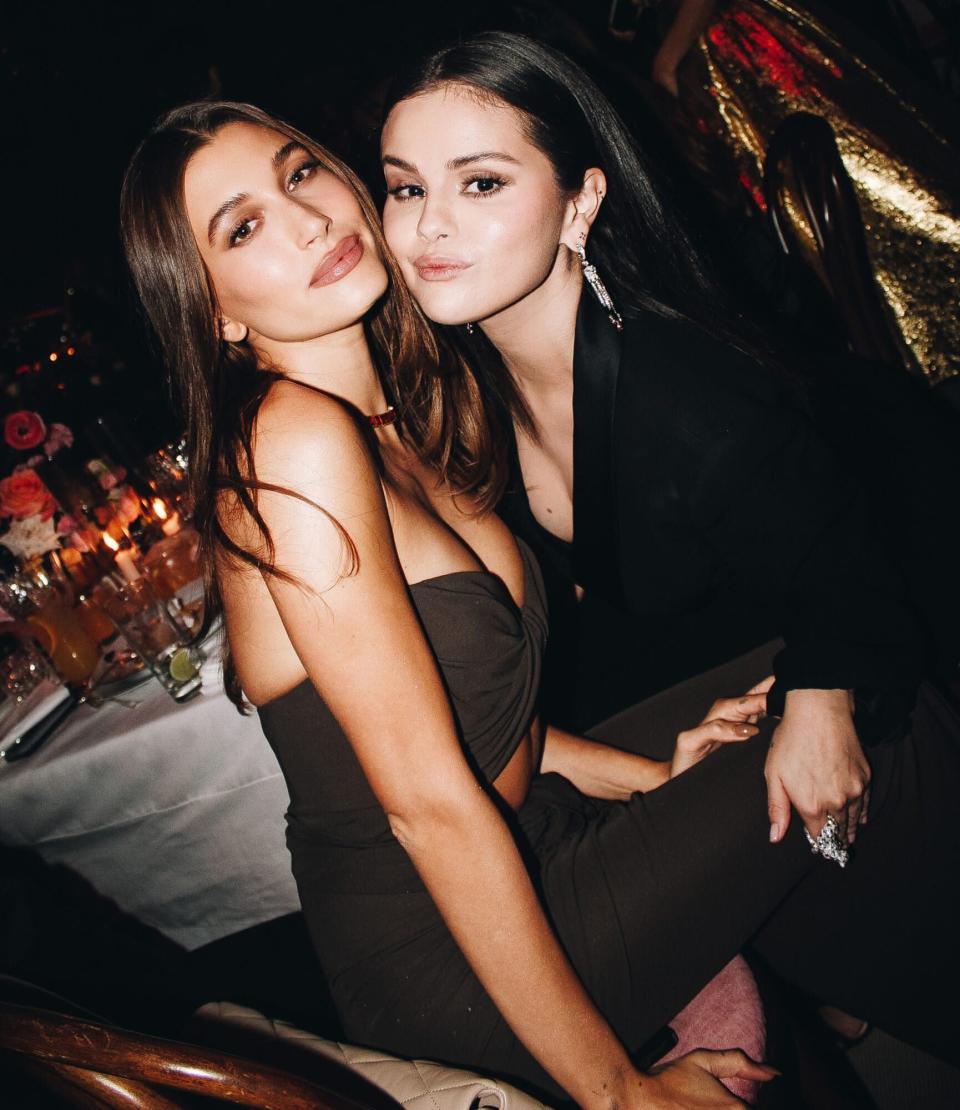Légende : Hailey Bieber et Selena Gomez assistent au 2e gala annuel de l'Academy Museum of Motion Pictures, présenté par Rolex Crédit photo : Tyrell Hampton