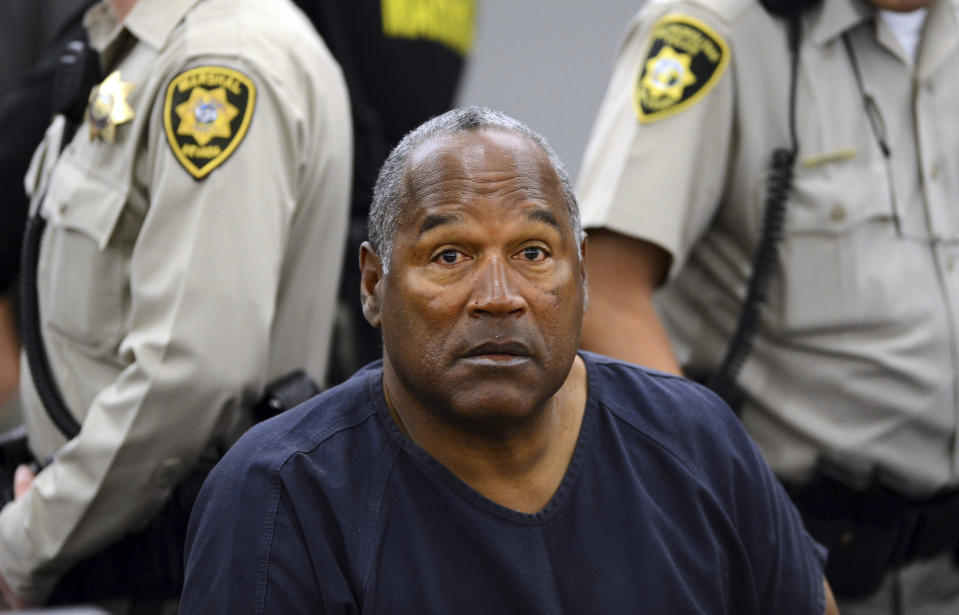 ARCHIVO - O.J. Simpson sentado durante un receso en el segundo día de una audiencia probatoria en el Tribunal de Distrito del Condado de Clark en Las Vegas el 14 de mayo de 2013. O.J. Simpson, el laureado astro del fútbol americano y actor de Hollywood que fue absuelto de los cargos de doble asesinato de su exesposa y su amigo, pero luego declarado responsable en un juicio civil aparte, ha fallecido. Tenía 76 años. (Foto AP/Ethan Miller, Pool, archivo)