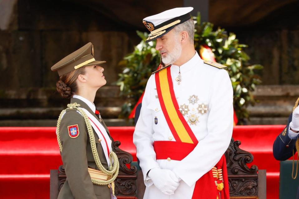 Rey Felipe VI y la princesa Leonor en la jura de bandera de la Escuela Naval de Marín el 16 de julio de 2024