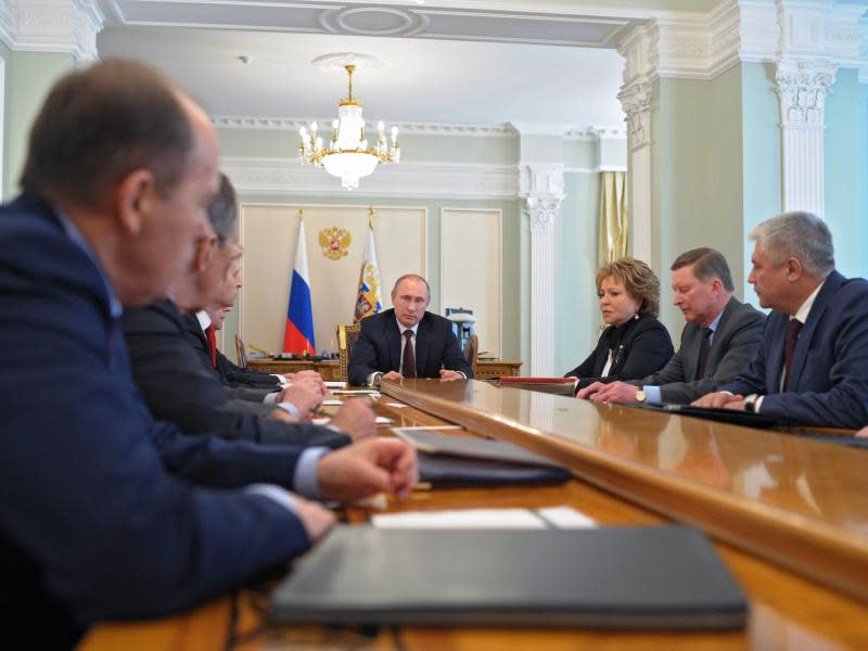 Präsident Putin im Gespräch mit Vertrauten. Foto: Alexsey Druginyn