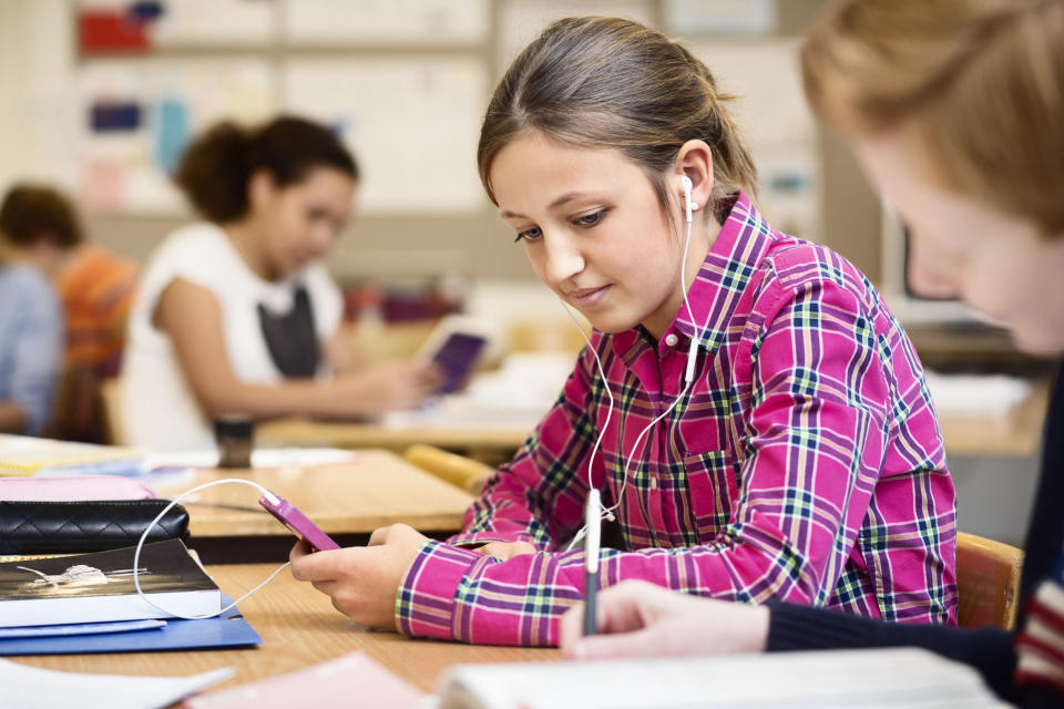 Smartphones can be an incredible resource for students. But they can also make it hard to concentrate.&nbsp;A&nbsp;<a href="http://www.huffingtonpost.com/2015/07/10/smartphones-schoolwork_n_7763390.html">study</a>&nbsp;from Rice University&nbsp;found that using&nbsp;smartphones in the classroom made learning more difficult. &nbsp;<br /><br />"Because smartphones are always on, they lead to interruptions when the students are studying/reading/preparing,"&nbsp;Dr. Philip Kortum, the study's lead author and a&nbsp;faculty member in the psychology department at Rice University in Texas, told HuffPost.&nbsp;<br /><br />If you really want to absorb information, it might be best to shut down your phone.