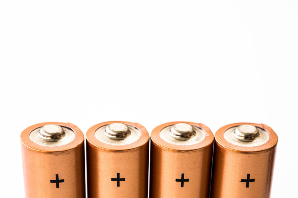 In Batterie-Boxen oder in Kisten mit Sand sind leere Batterien am besten aufgehoben. (Bild: Getty Images)