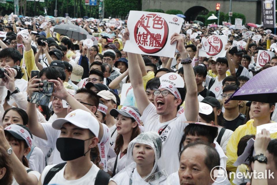 反紅媒遊行昨日登場，由於氣候受到鋒面影響，降下大雨，但民眾依舊力挺到底，紛紛穿上雨衣、 撐起雨傘，上街參與活動。   圖：張良一 / 攝（資料照）