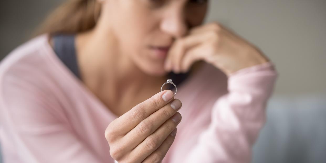 Eine Frau möchte sich von ihrem Mann scheiden lassen, der lehnt es jedoch ab.<span class="copyright">Getty Images/fizkes</span>