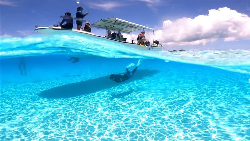 台帛旅遊泡泡行經德國水道，可在海中暢遊，且10人內一船（圖／記者花芸曦攝影）