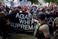 Miembros de grupos nacionalistas blancos se enfrentan a un contramanifestantes en Charlottesville, Virginia, Estados Unidos. 12 de agosto, 2017. REUTERS/Joshua Roberts