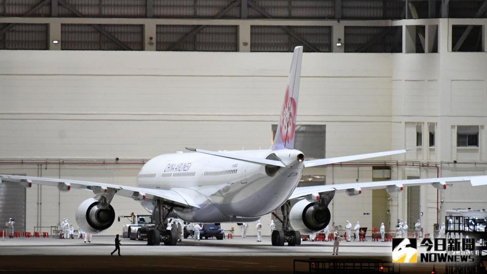 ▲第二批武漢返台包機，由華航執飛的第一班飛機於10日晚間23:38分返抵國門。（圖／記者林調遜攝，2020.03.10）