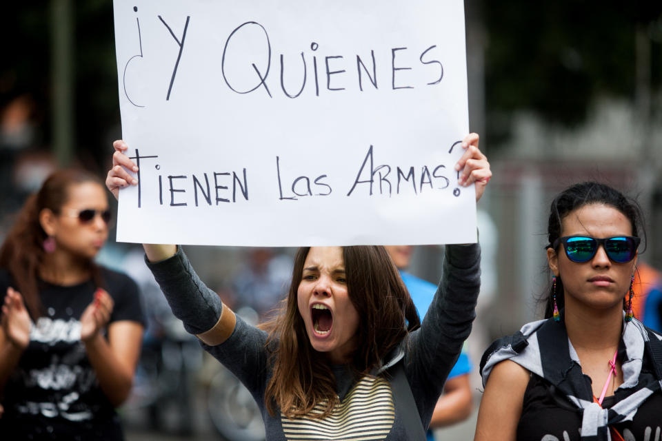 Una estudiante de la Universidad Alejandro Humboldt sostiene una pancarta mientras grita consignas contra el presidente venezolano Nicolás Maduro en una manifestación en Caracas, Venezuela, el jueves 13 de febrero de 2014. (AP Photo/Alejandro Cegarra)