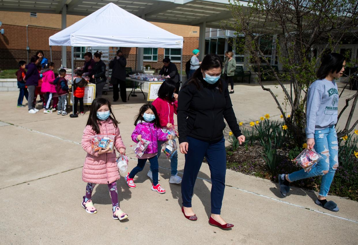 Children pick up free lunches at Kenmore Middle School in Arlington, Virginia, on March 16, after schools in the area closed due to the coronavirus outbreak. (Photo: ANDREW CABALLERO-REYNOLDS/AFP via Getty Images)