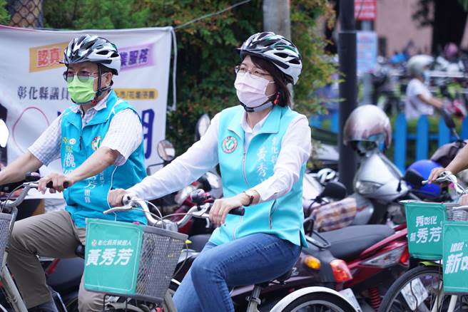 民進黨彰化縣長參選人黃秀芳，2日上午頂著強風騎著單車，在前縣長魏明谷、周清玉及黨籍立委、議員等人陪同下，現身彰化選委會登記參選。（吳建輝攝）