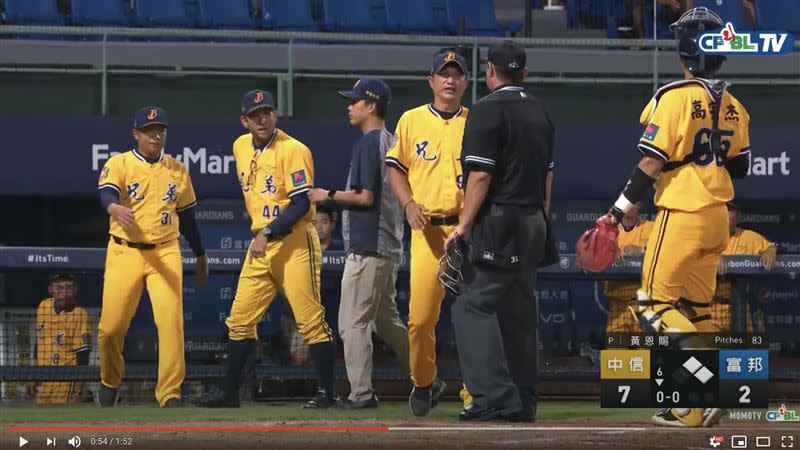 中信兄弟投手教練佛斯特被驅逐出場。（圖／翻攝自CPBL TV）