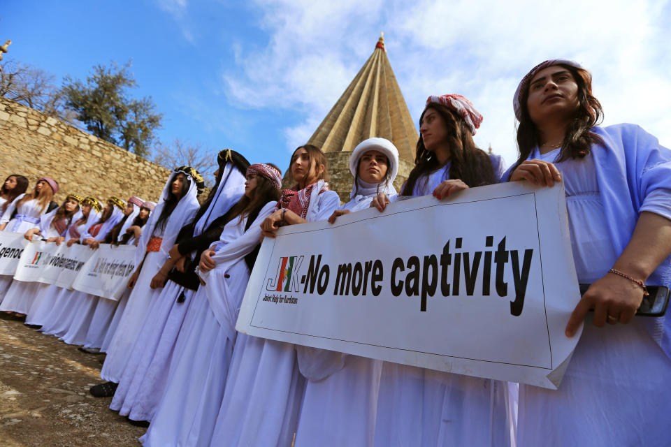 Jesidinnen fordern vor ihrem Heiligtum in Lalish am 8. März 2019 zum Weltfrauentag die Befreiung der Gefangenen (Bild: Reuters/Ari Jalal)