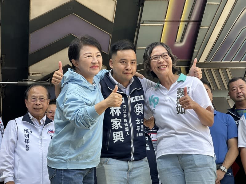 蔡壁如邀請盧秀燕擔任競選總部主委 民眾黨台中立委第1選區參選人蔡壁如（前右）宣 布，12月3日將成立競選總部，並邀請台中市長盧秀 燕（前左）擔任競選總部主委。圖為29日蔡壁如、盧 秀燕為國民黨參選人林家興（中）站台輔選。 中央社記者趙麗妍攝  112年11月29日 