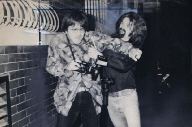 Billy Connolly and photographer in London, 1981