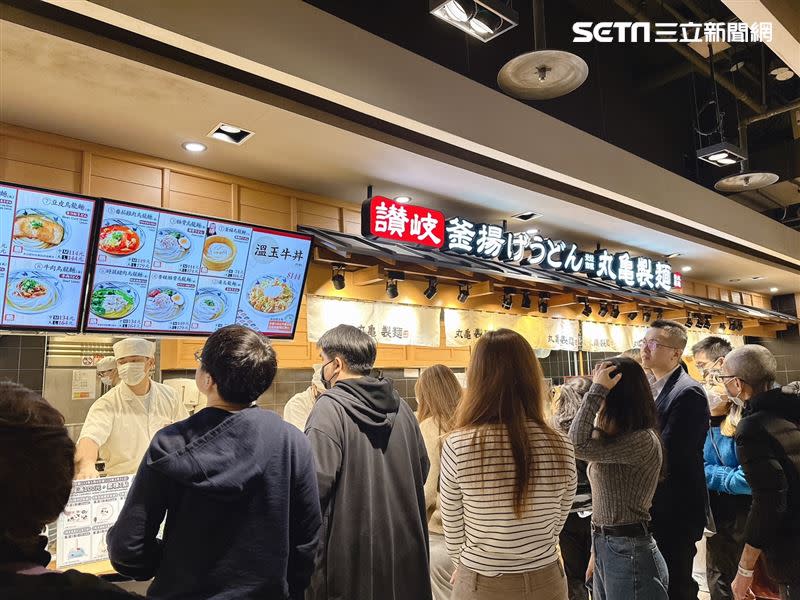 直擊丸亀製麵新光三越台北站前店活動首日，用餐人潮相當多。（圖／記者劉沛妘攝影）