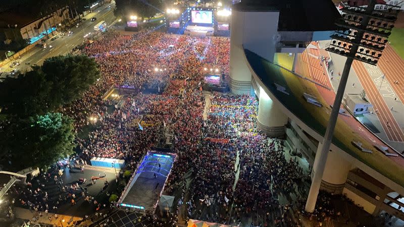 侯友宜新北競總成立大會，主持人喊出現場湧3萬人。（圖／侯辦提供）