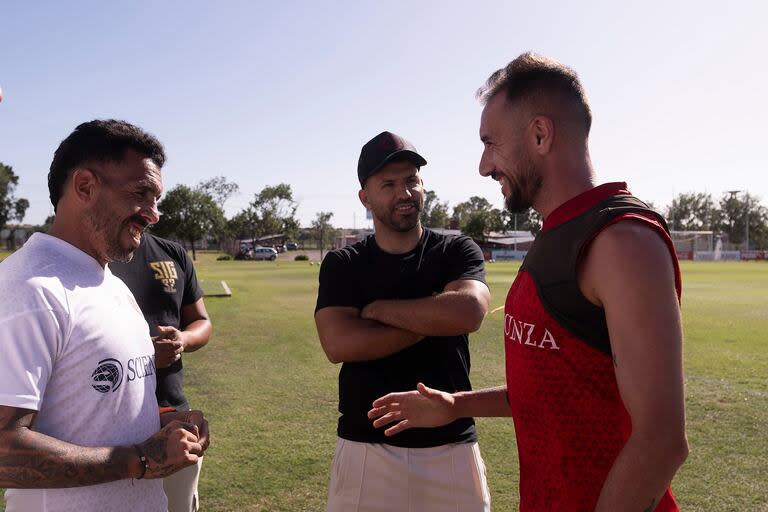 Carlos Tevez junto a Sergio Agüero y Federico Mancuello