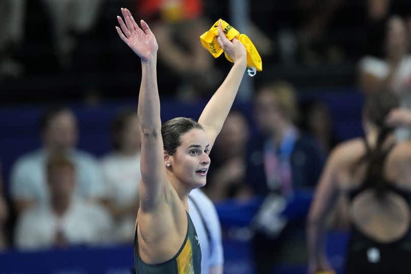 La nadadora australiana Kaylee McKeown celebra su victoria en los 100 metros femeninos en París