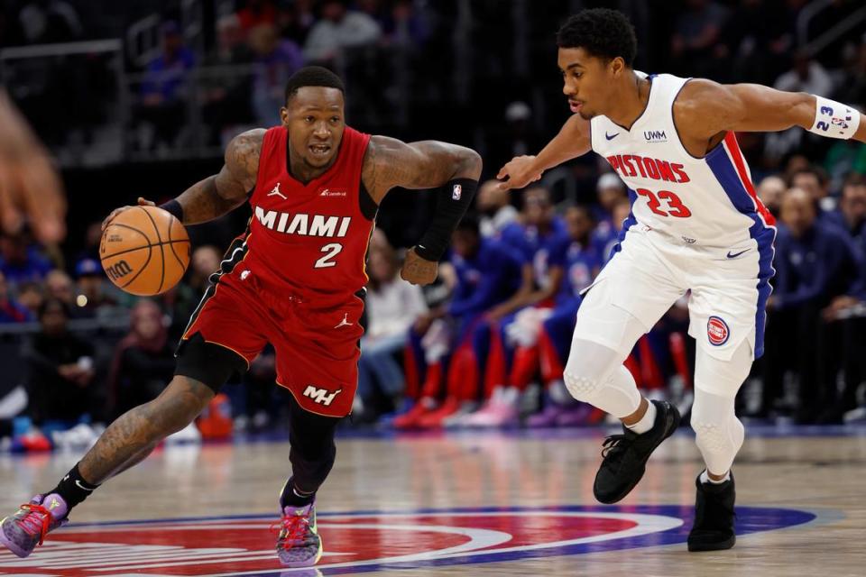 El jugador del Heat de Miami Terry Rozier (izq.) entra al aro ante la marca de Jaden Ivey, de los Pistons, en el partido celebrado el 17 de marzo de 2024 en Detroit. Rick Osentoski-USA TODAY Sports