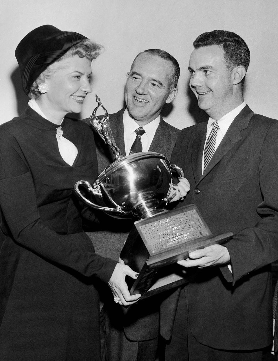 Brownie Wise, vice president and general manager of the Tupperware Home Parties, Inc., receives an award from Boston Sales Executives Club at Symphony Hall, Boston on Oct. 17, 1956. From left to right: Brownie Wise; Norman E. Leen, chairman, Sales Festival; and Andrew B. Burkhardt, chairman, award committee.