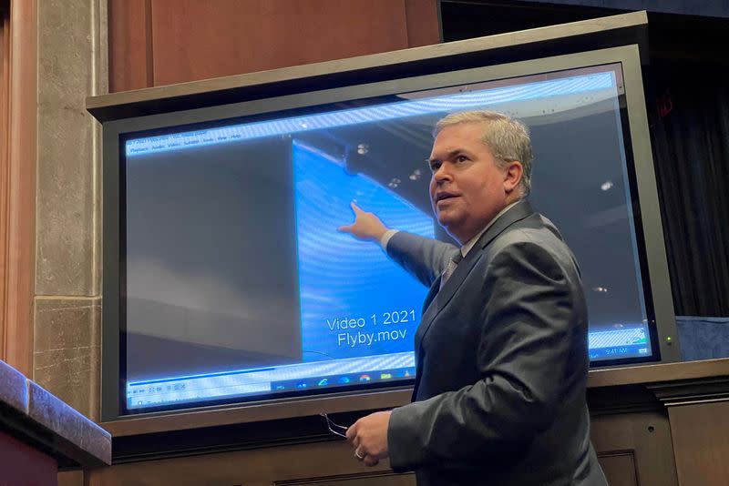 FOTO DE ARCHIVO: Subcomité de Inteligencia de la Cámara de Representantes celebra una audiencia sobre ovnis en el Capitolio, Washington.