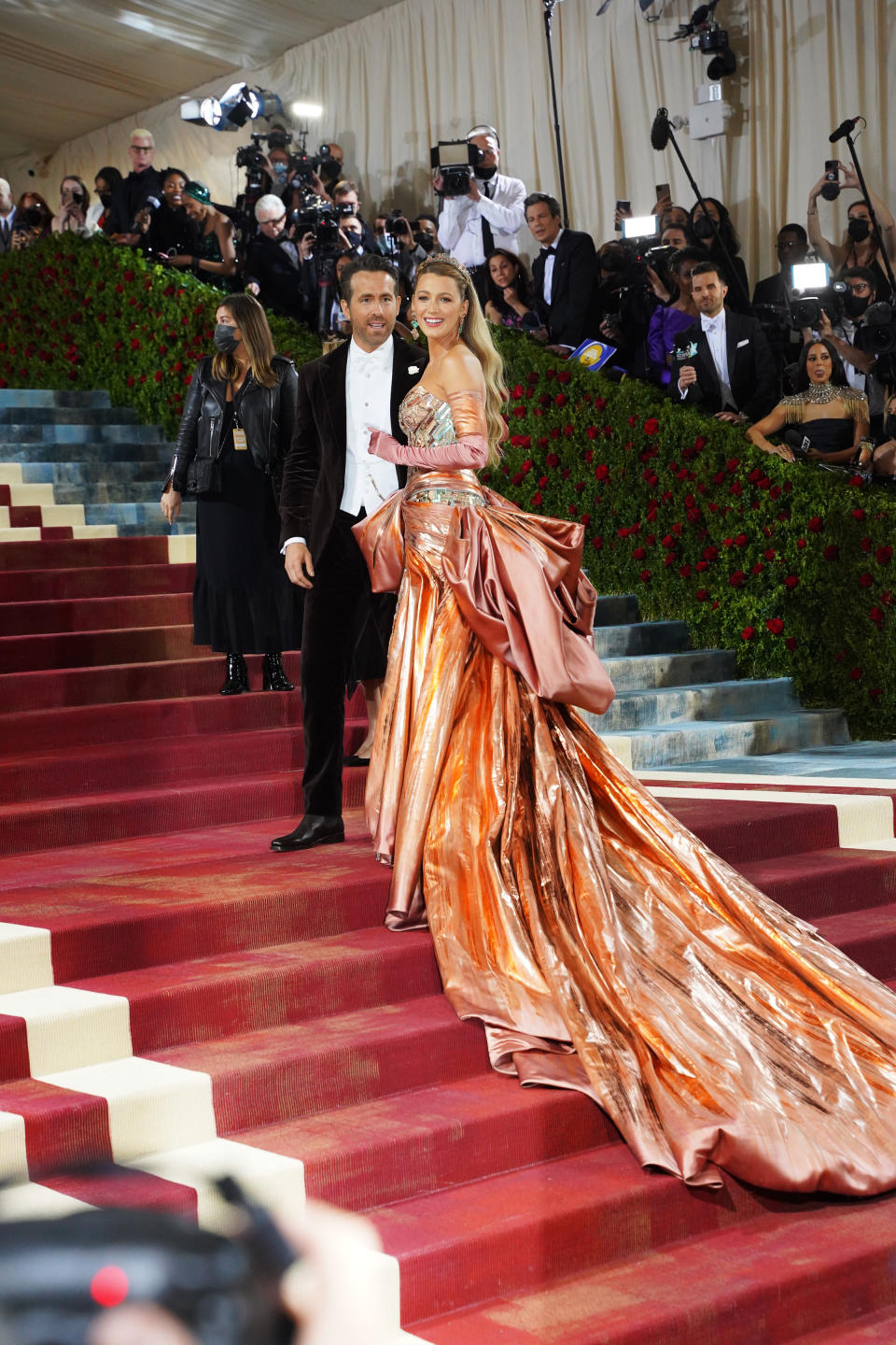 <p><a href="https://es.vida-estilo.yahoo.com/blake-lively-conquista-trono-met-gala-2022-091146760.html" data-ylk="slk:En la gala Met Gala de 2022;elm:context_link;itc:0;sec:content-canvas;outcm:mb_qualified_link;_E:mb_qualified_link;ct:story;" class="link  yahoo-link">En la gala Met Gala de 2022</a> también fuimos testigos del gran gusto por la moda que demuestran siempre tener Ryan Reynolds y Blake Lively. Entonces la indiscutible protagonista fue la actriz que, año tras año, se convierte en una de las mejores vestidas de este evento. Así, sorprendió al transformar su vestido de Versace en un diseño de otro color a medida que caminaba por la alfombra roja y ante la atónita mirada de su marido, quien optó por un esmoquin de terciopelo marrón en línea con su mujer. (Foto: Sean Zanni / Patrick McMullan / Getty Images)</p> 