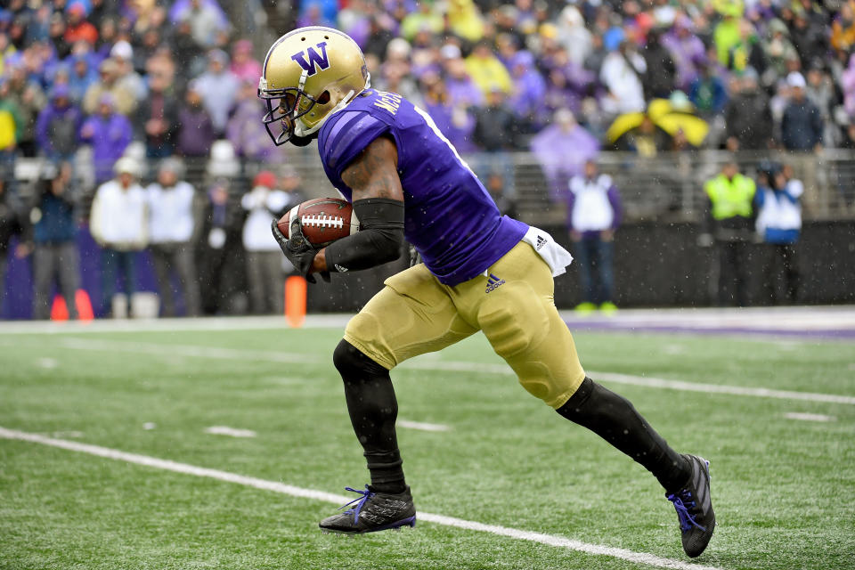 SEATTLE, WASHINGTON - OCTOBER 19: Chico McClatcher #6 of the Washington Huskies receives a lateral from Aaron Fuller #2 during a kickoff in the first quarter at Husky Stadium on October 19, 2019 in Seattle, Washington. (Photo by Alika Jenner/Getty Images)