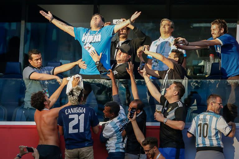 Maradona es iluminado por un rayo del sol que se filtra en el estadio de San Petesburgo, durante el partido de Argentina versus Nigeria del Mundial de Rusia 2018 (26 de junio de 2018)