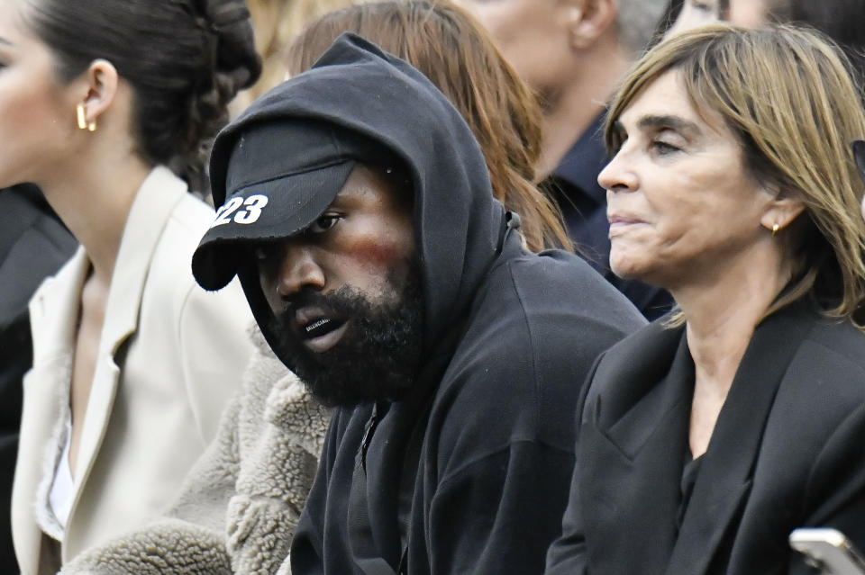 Kanye West in Carine Roitfeld na modni reviji Givenchy Ready to Wear pomlad/poletje 2023 v okviru pariškega tedna mode 2. oktobra 2022 v Parizu v Franciji. (Fotografija Victor VIRGILE/Gamma-Rapho prek Getty Images)