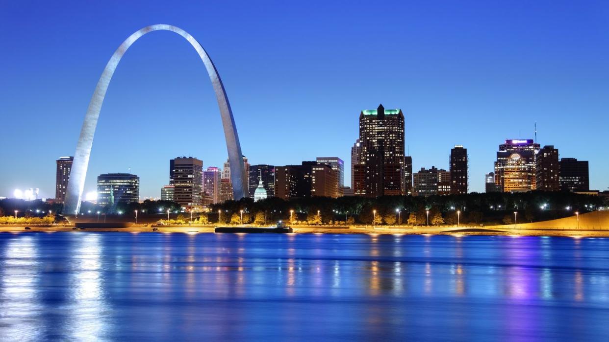 night view of the arch in the st louis skyline